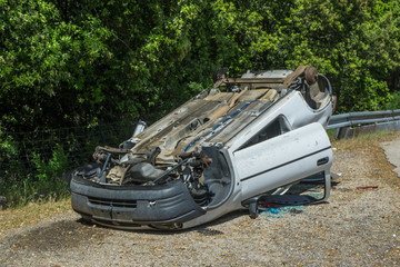 Unfallauto liegt auf dem Autodach