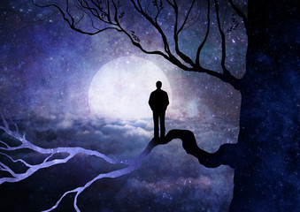 Uomo tra rami di albero che guarda la luna e le stelle dell'universo - obrazy, fototapety, plakaty
