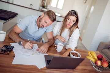 Obraz premium Adult worried couple calculating budget