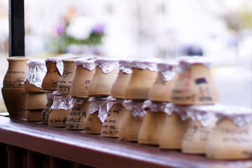 Exhibition of pots with testi kebab on a table