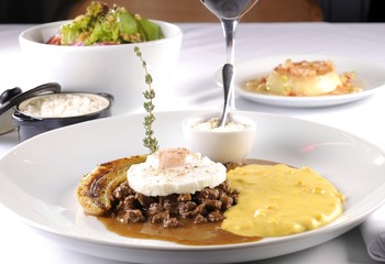 Chopped beef (picadinho) with egg, rice and corn cream