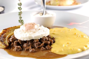 Chopped beef (picadinho) with egg, rice and corn cream