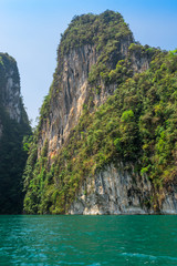 Fototapeta na wymiar The national park Khao Sok with the Cheow Lan Lake is the largest area of virgin forest in the south of Thailand. Limestone rocks and jungle and karst formations determine the picture of the Park