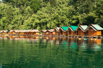 Fototapeta na wymiar Raft houses for adventure trip on the Cheow Lan Lake in the national park Khao Sok in Thailand