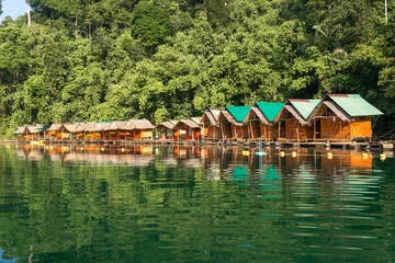 Foto op Plexiglas Raft houses for adventure trip on the Cheow Lan Lake in the national park Khao Sok in Thailand © ksl