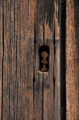 Textura puerta madera antigua con cerrojo