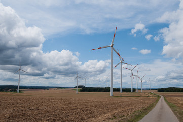 Windpark mit Windrädern