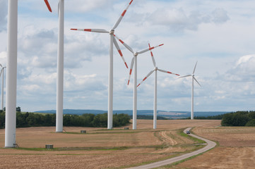 Windpark mit Windrädern