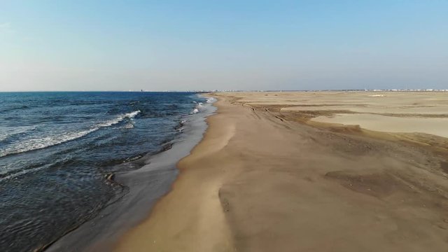 vol rapide au dessus d'une immense plage le long de la mer m&eacute;diterran&eacute;e