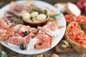 Vassoio di prosciutto crudo e altri cibi italiani
