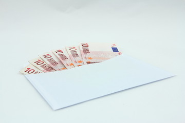 Banknoty EURO w białej kopercie na jasnym tle - obrazy, fototapety, plakaty