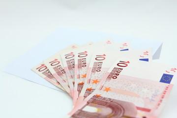 Banknoty EURO w białej kopercie na jasnym tle