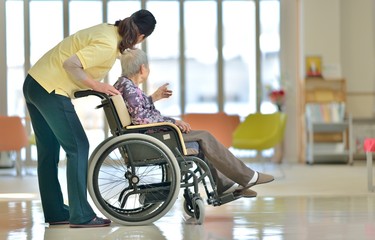 Obraz premium 老人介護施設・くつろぐ老女