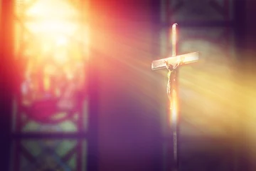 Papier Peint photo Coloré crucifix, jésus sur la croix à l& 39 église avec rayon de lumière du vitrail