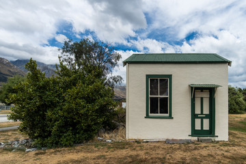 Obraz na płótnie Canvas Tiny old deserted solitary house in rural New Zealand
