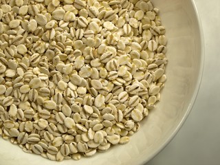 皿に入った押し麦