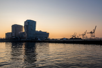 Obraz premium Sonnenaufgang am Hafen in Hamburg