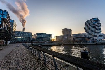 Sonnenaufgang am Hafen in Hamburg