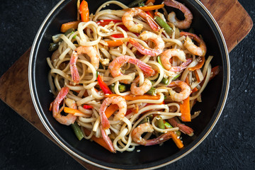 Stir fry with shrimps (prawns) and noodles