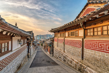 Fototapeta premium Panoramę miasta o wschodzie słońca w Seulu w Bukchon Hanok Village, Seul, Korea Południowa