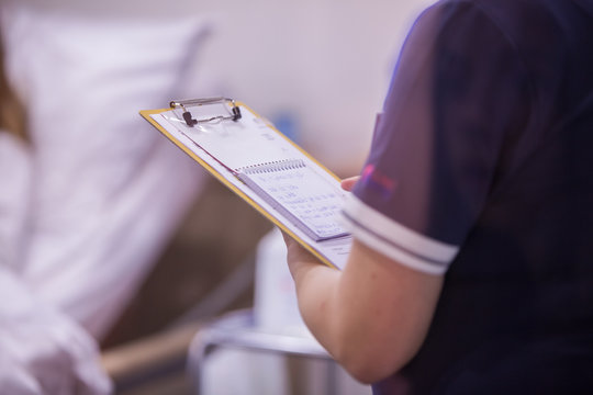 Inspection d'un examen par une experte avec son porte document