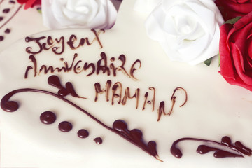beautiful and delicious cake with  happy birthday mom text translated in french