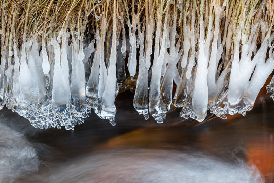 Formaciones de hielo al borde de un riachuelo.