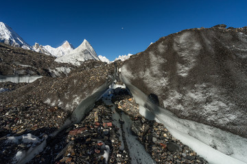 Masherbrum of K1-bergpiek achter Baltoro-gletsjer in Karakoram-bereik, K2-trek, Pakistan