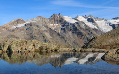 Fototapeta na wymiar laghetto del Lauson, in alta Valnontey - Parco Nazionale del Gran Paradiso