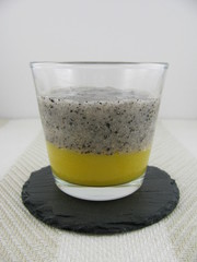 Mangomus und pürierte Drachenfrucht