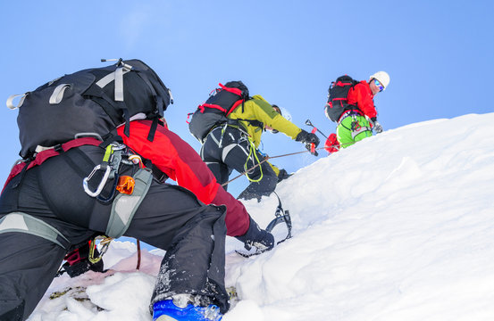 steiler Aufstieg in einer Seilschaft im Winter