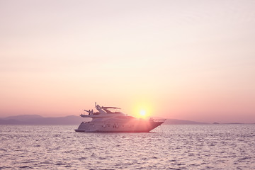 Obraz na płótnie Canvas Couples on yacht at sunset