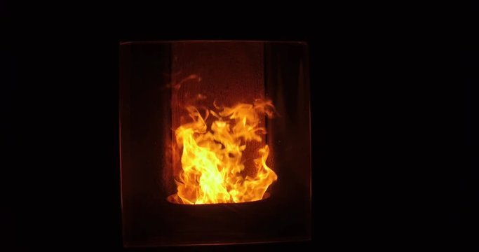 Stufa a pellet, fuoco vivo.