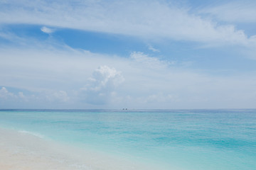 Fototapeta na wymiar beautiful seascape and sandy beach at Thoddoo island, Maldives