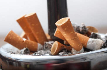 mégots de cigarette dans un cendrier plein