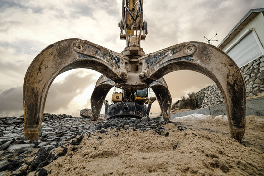 grue et son grappin sur le chantier