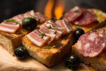 Crostini con guanciale e salame italiano 