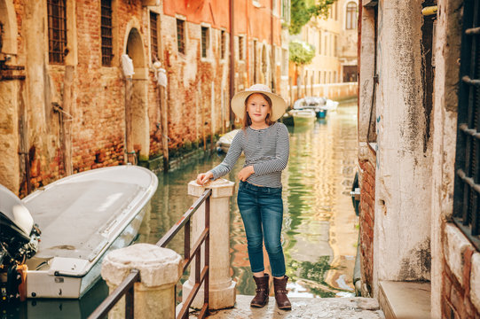 Fototapeta Little girl playing on the streets of Venice. Family travel with children
