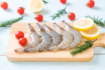 Fototapeta na wymiar fresh shrimps or prawns raw on wooden board