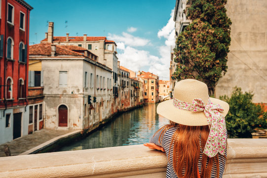 Fototapeta Little girl playing on the streets of Venice. Family travel with children