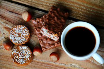 nussgebäck  und 1 tasse kaffee
