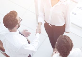 Obraz premium handshake manager and employee near the workplace