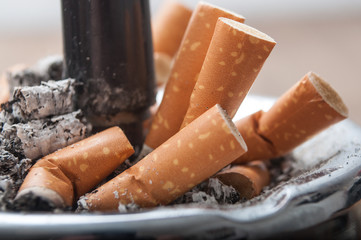 mégots de cigarette dans un cendrier plein