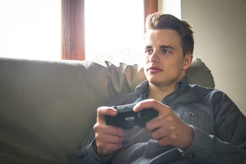 teenager gamer © MclittleStock