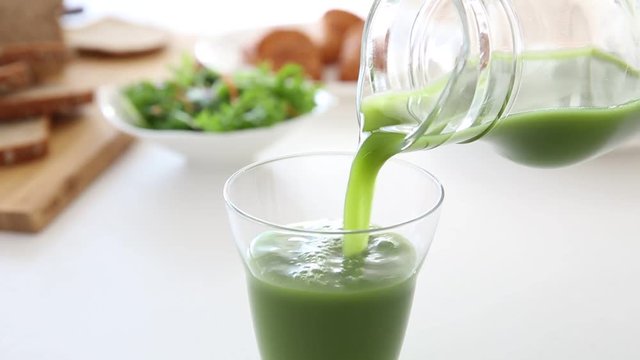 Pour green juice