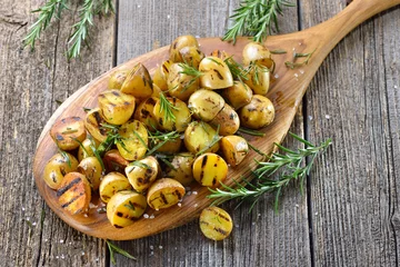 Fotobehang Vegan grillen: Kleine Rosmarin-Kartoffeln (Drillinge) vom Grill  - Baby potatoes with rosemary from the grill © kab-vision