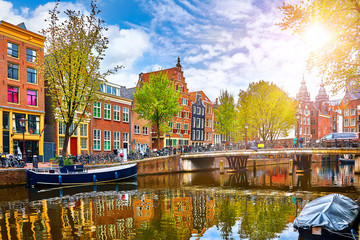 Kanaal in Amsterdam Nederland herbergt rivier de Amstel landmark