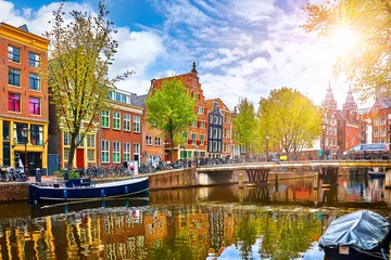 Fototapeten Kanal in Amsterdam Niederlande beherbergt das Wahrzeichen des Flusses Amstel © Yasonya