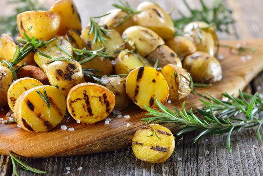 Vegan grillen: Kleine Rosmarin-Kartoffeln (Drillinge) vom Grill  - Baby potatoes with rosemary from the grill