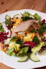 Bauernbrot mit Salat, Rührei und Forelle
